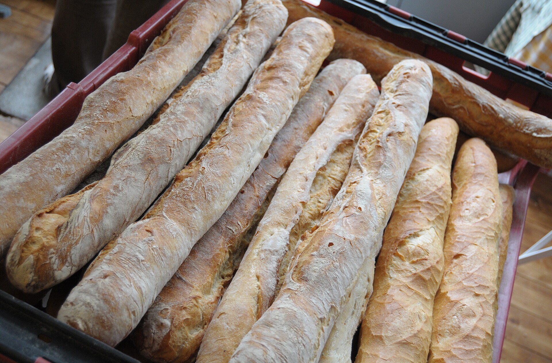 Caisse de baguettes fraîches dans une boulangerie