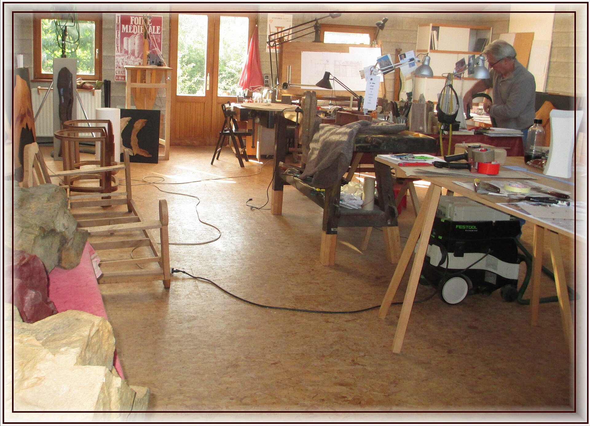 Presse et établi dans un atelier d’ébénisterie