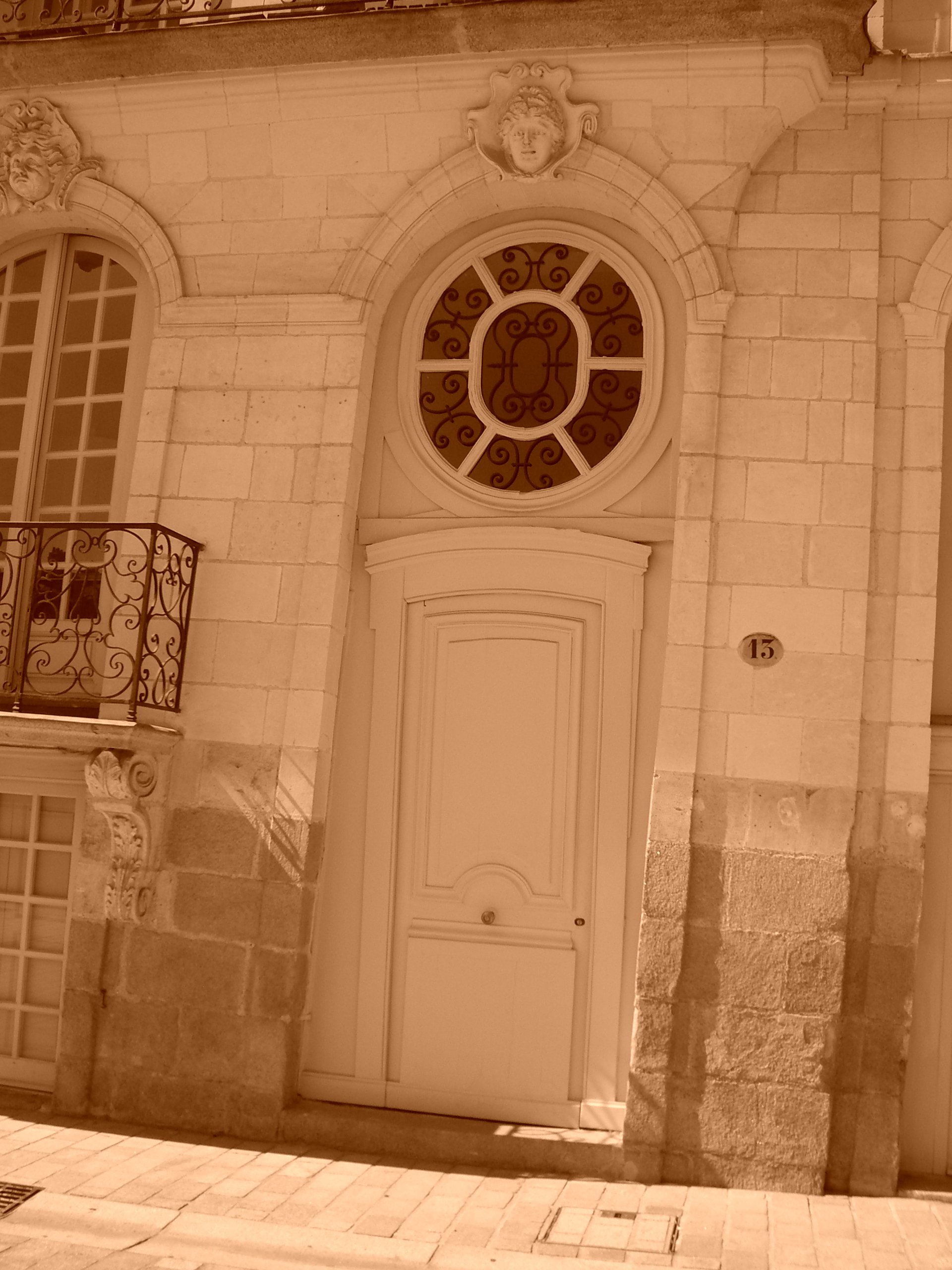 Façade de pierre et fer forgé, île Feydeau