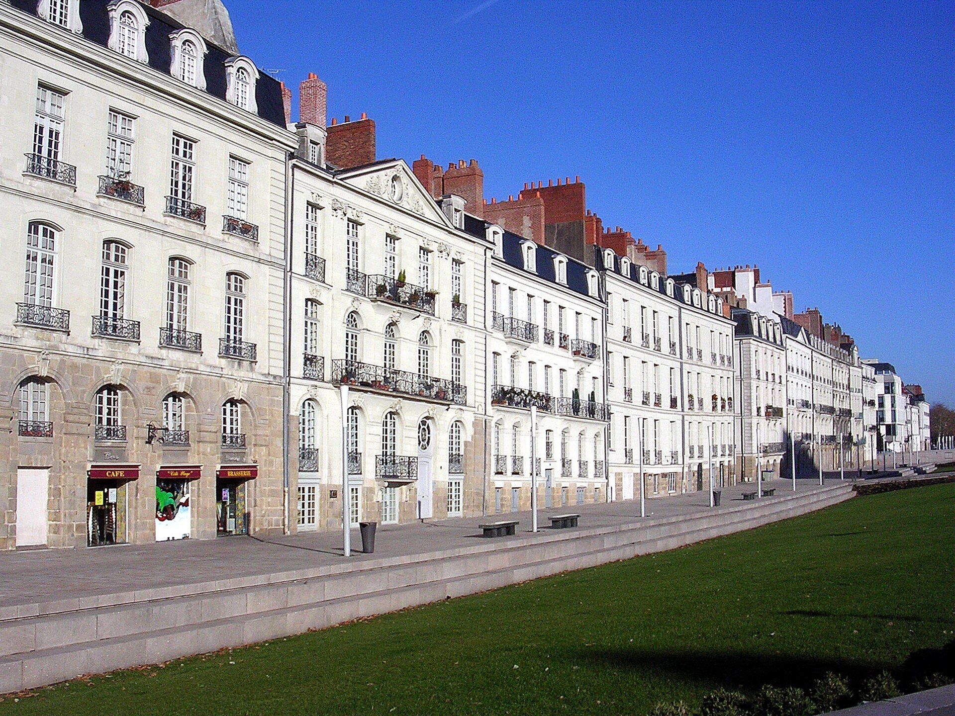 Façades de l’île Feydeau à Nantes, quais et brasserie en rez-de-chaussée