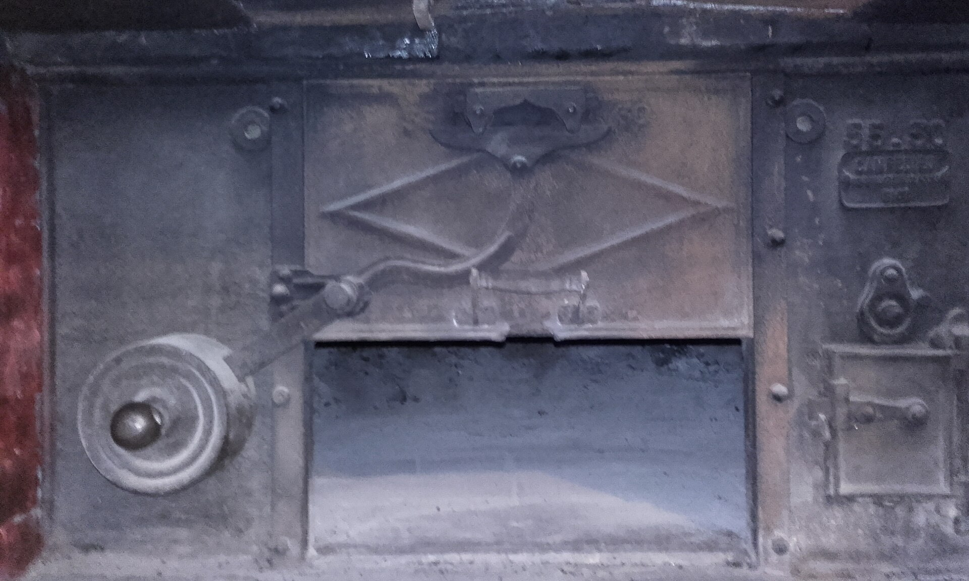 Porte de four en fonte, mécanisme à contrepoids
