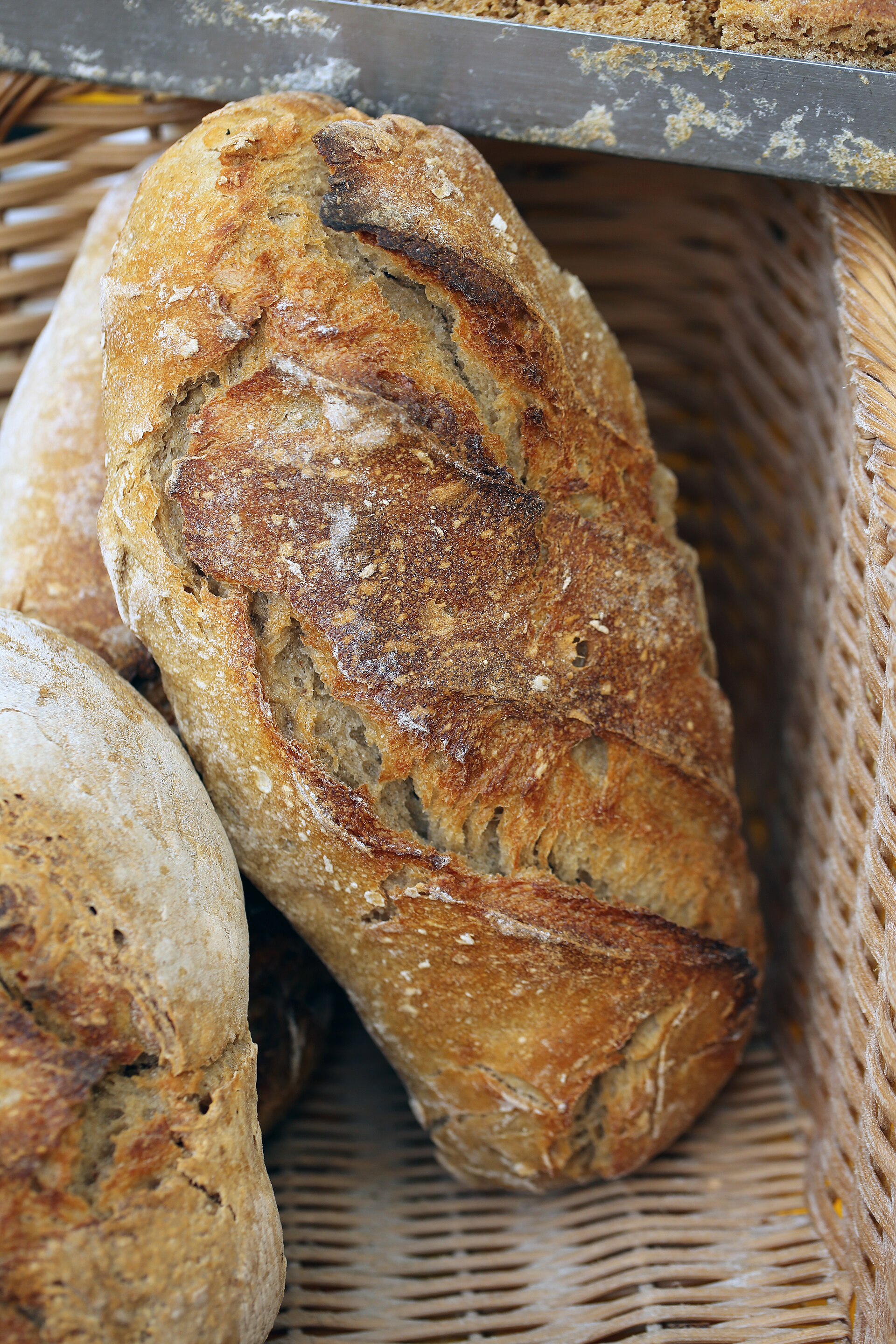 Pain de campagne dans une corbeille d’osier