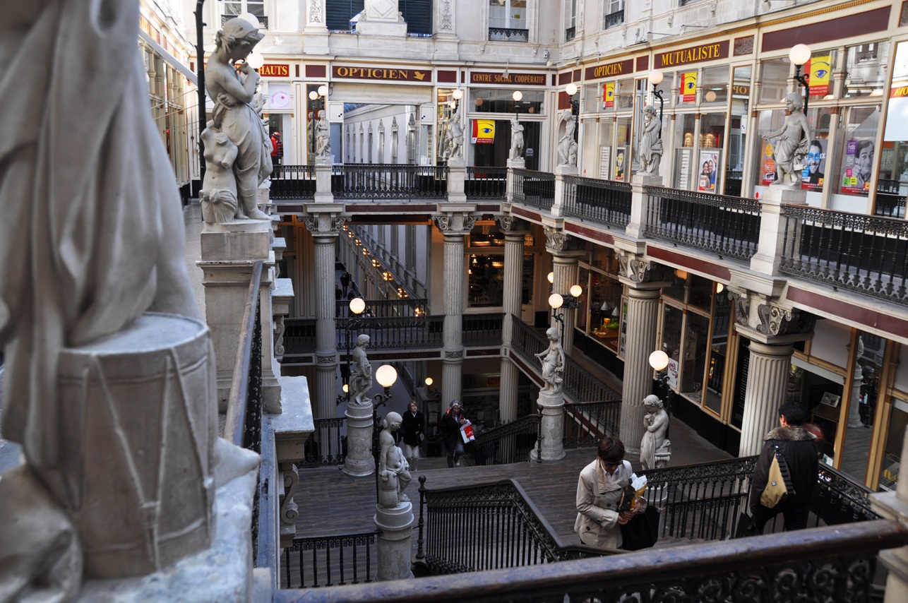 Escalier et galeries du passage Pommeraye à Nantes